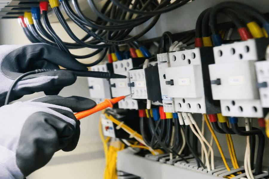 Elektriker arbeitet am Schaltschrank